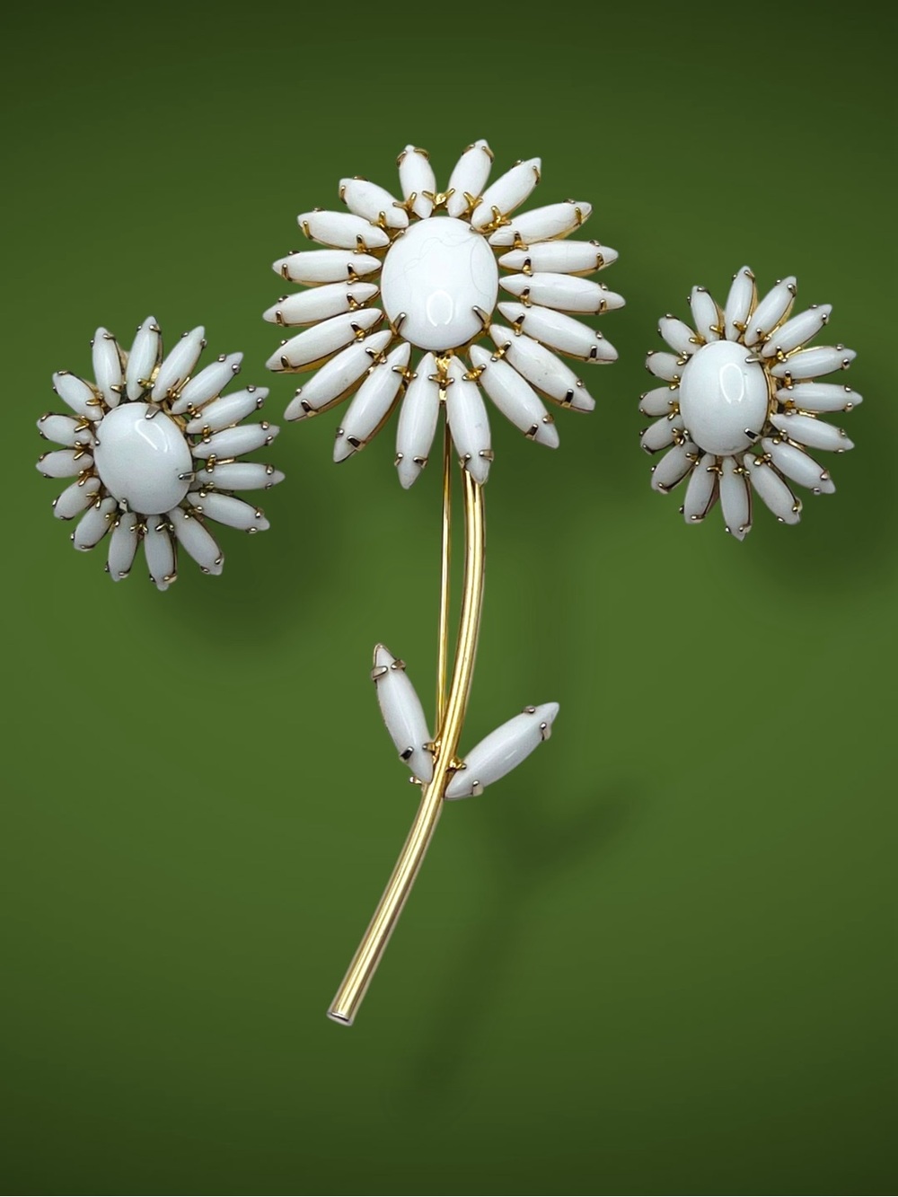 Stunning Vintage Napier 1960s Book Piece Milk Glass Daisy Brooch & Earrings Set